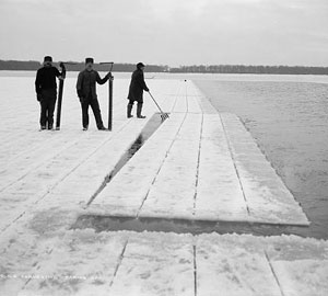 Ice harvesters break off chunks of ice in the early 1900s. (Library of Congress) (Source: History.org)